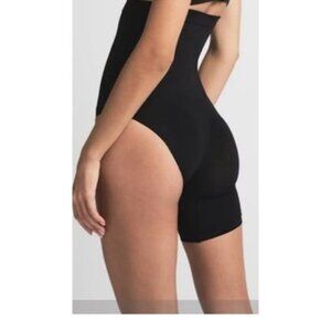 SKIMS SOLUTION SHORT LEFT LEGEXPOSED SIZES MEDIUM